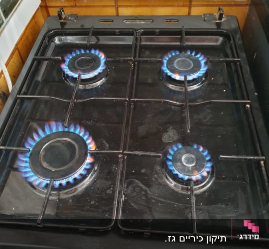 כיריים גז עם להבות כחולות במטבח